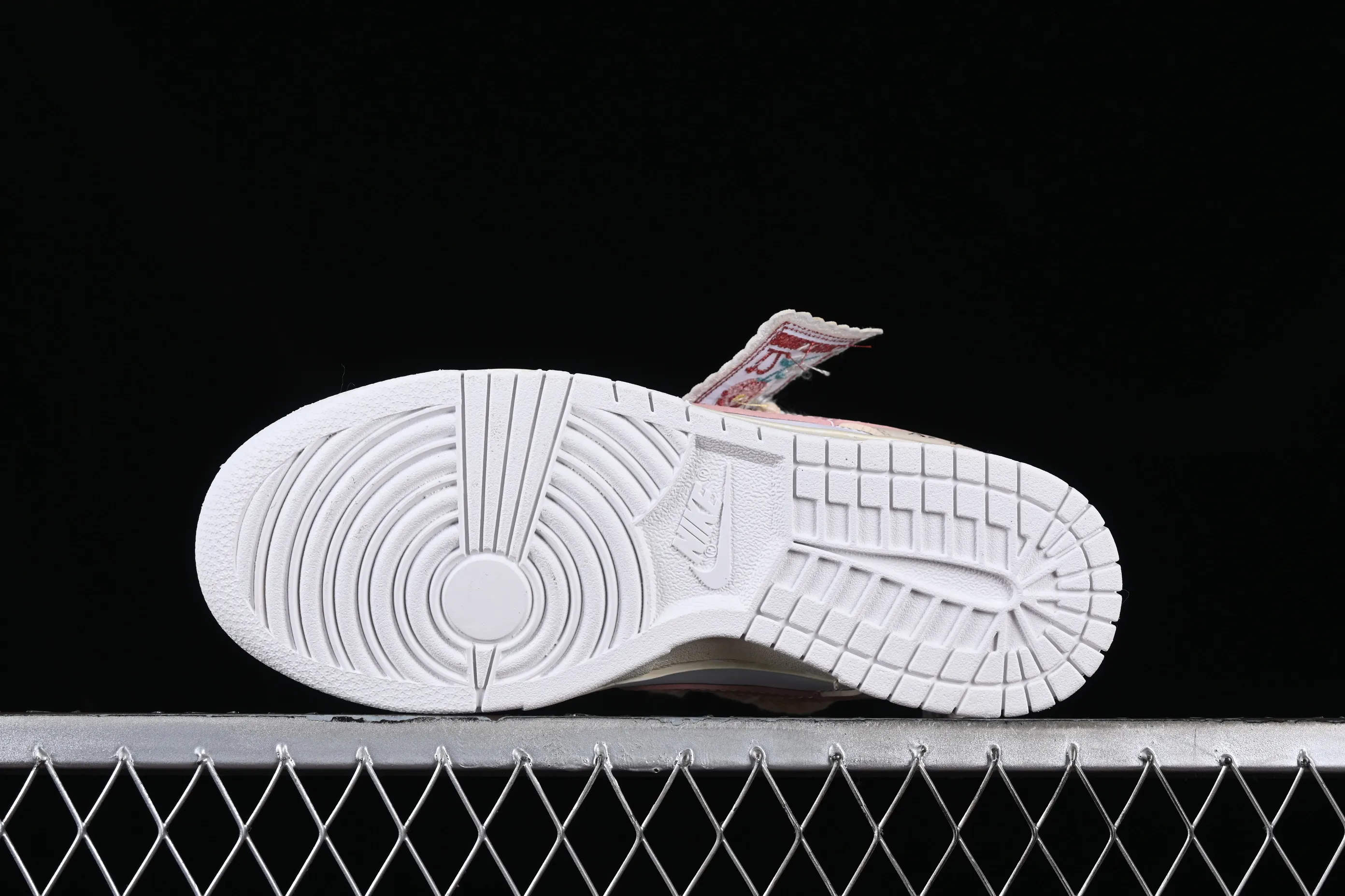 All Categories Nk SB Dunk Series Nk SB Dunk Low Low-top sneakers Nk Dunk Low Retro vibe style Rose cloth patch Brown and white distressed oxidation SB strap casual sneakers DH9765-100